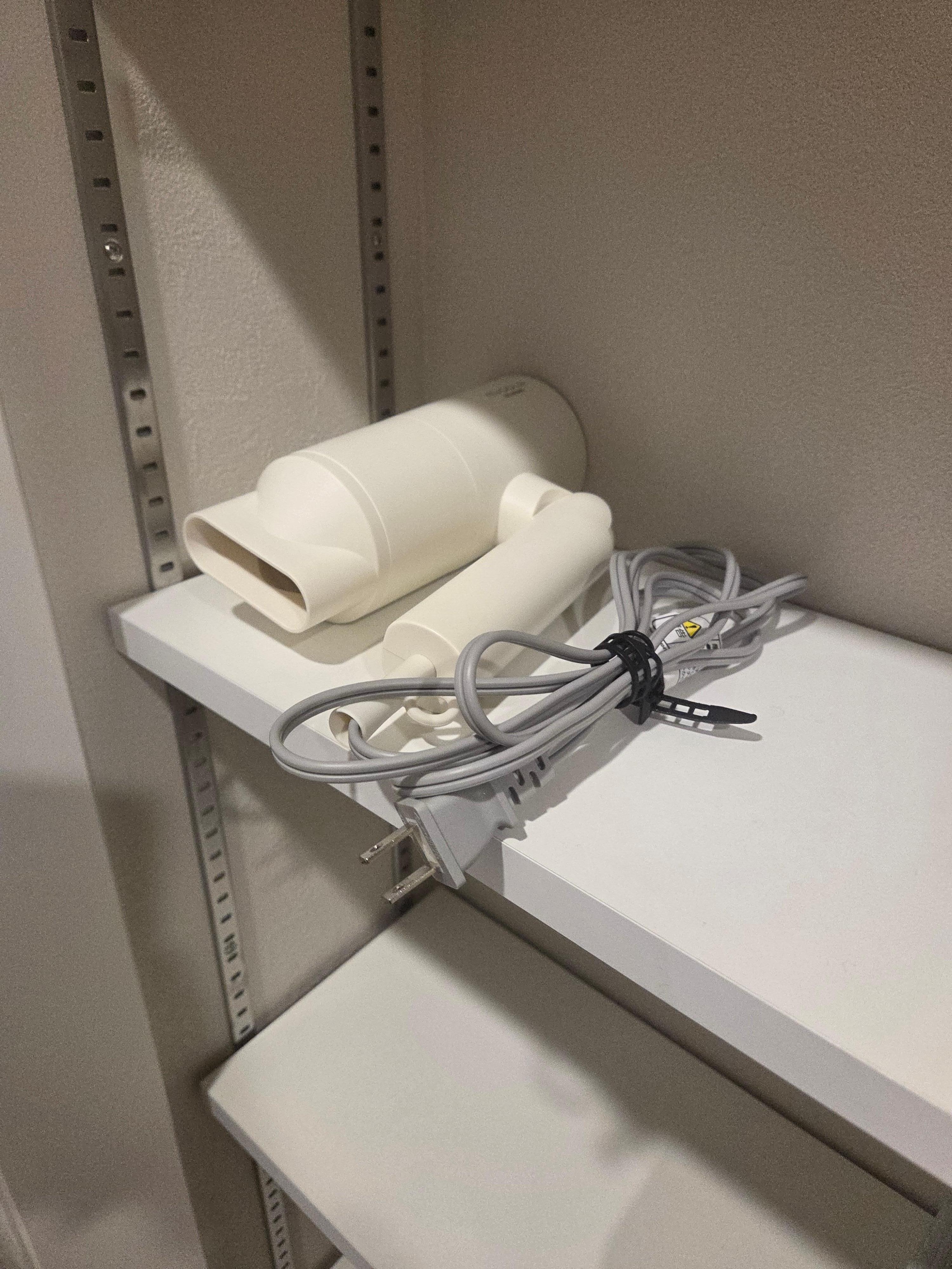 세면대 거울을 열면 그 뒤에 있어요.