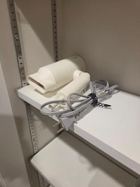 세면대 거울을 열면 그 뒤에 있어요.