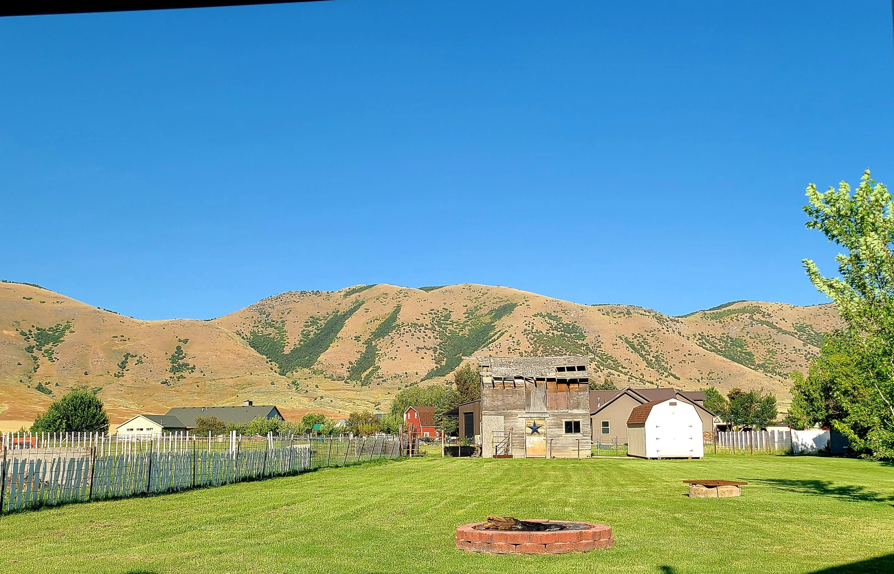 The backyard allows you to see the stunning beauty and hear nearby goats. Such a peaceful place to relax!