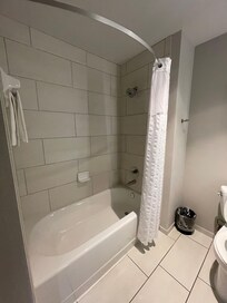 Bathroom tub/shower