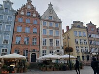 Hotel front is whitest building. Recommend the Italian restaurant in front.