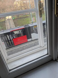 Kann recht laut werden, die Doppelfenster sind niedlich aber natürlich nicht schallisoliert. Aller 2 Minuten fährt eine Tram vorbei.