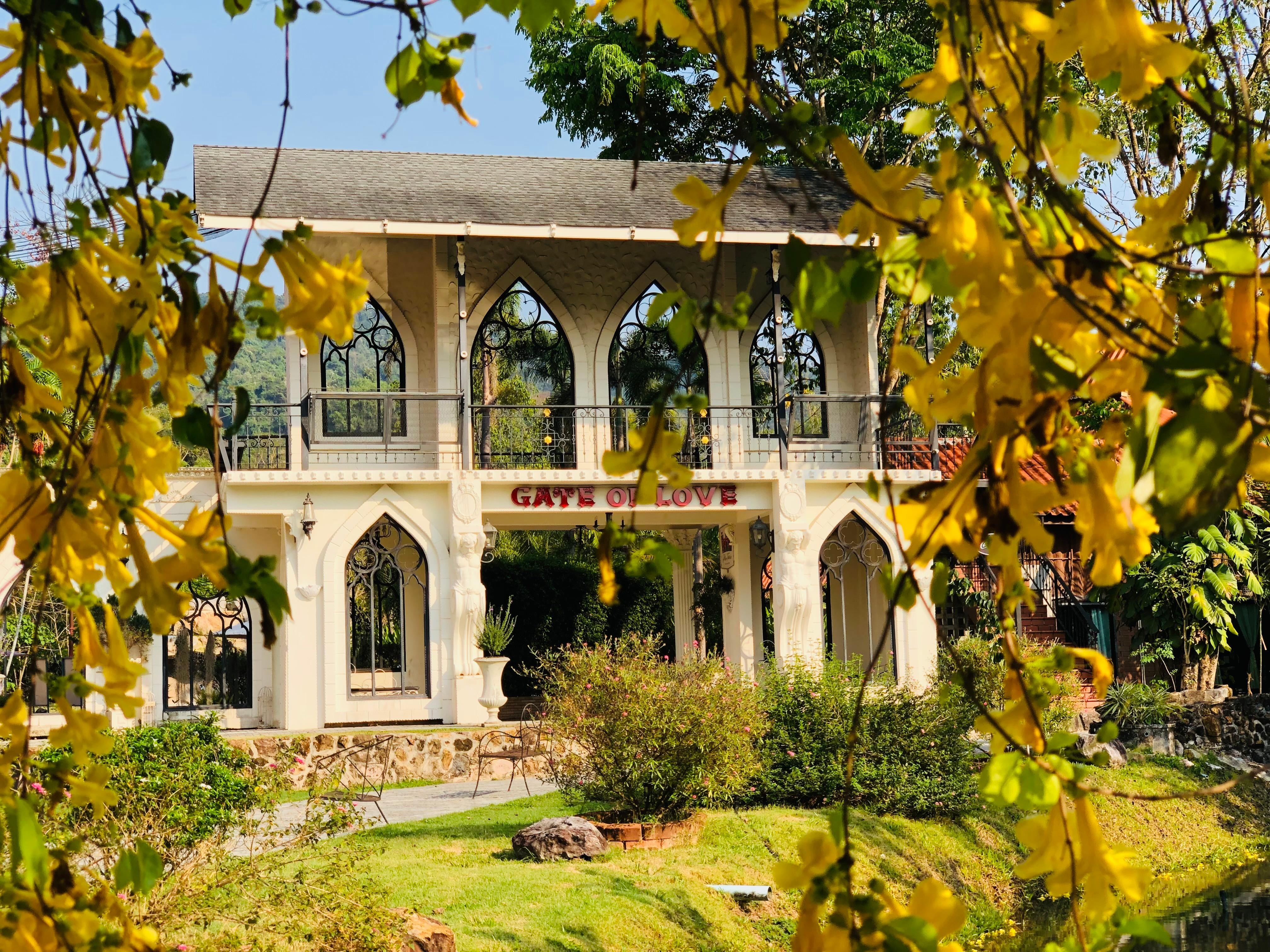 Natur og arkitektur i skjønn forening.