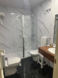 Badkamer met een heerlijke douche