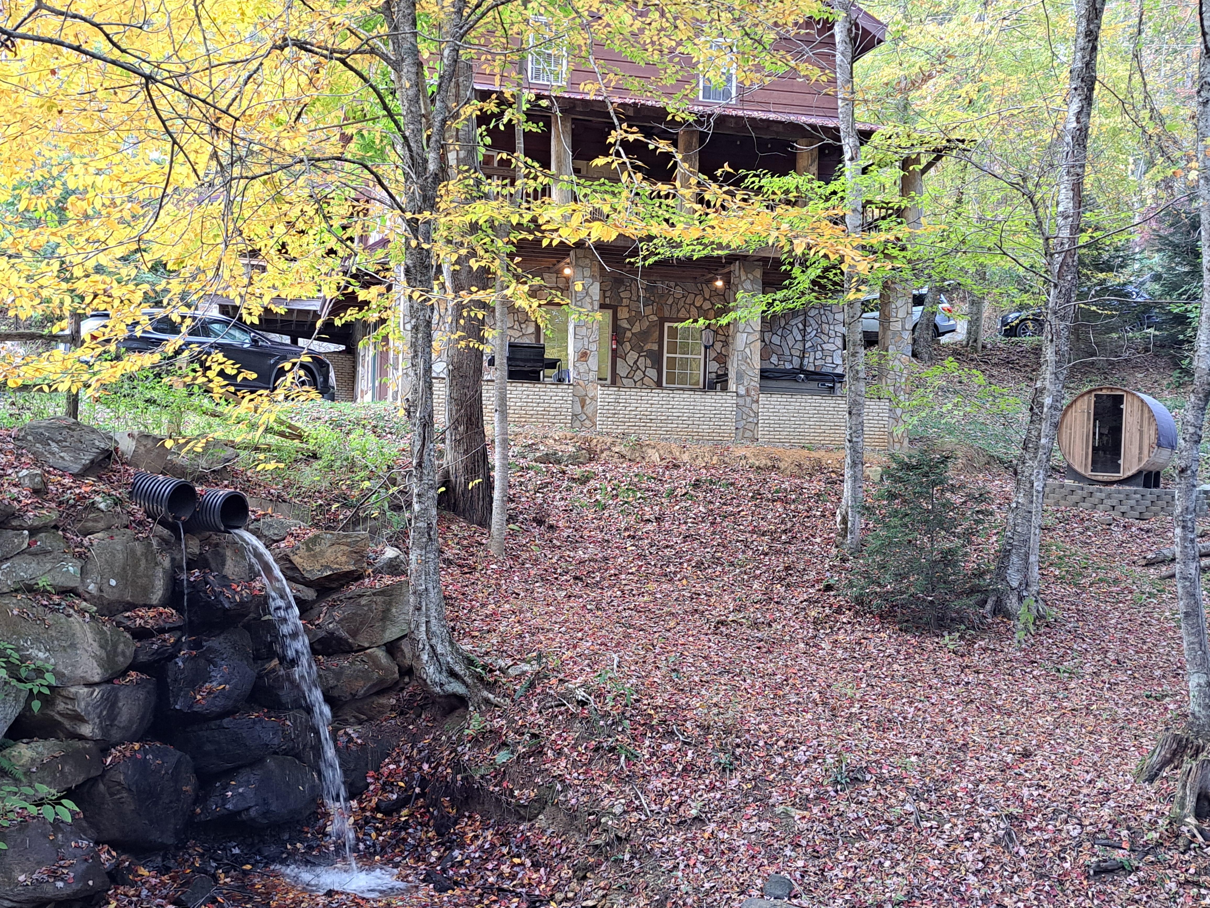 The photo of the waterfall on the VRBO page seems to be a bit deceptive.  The attached photo is what we saw when we arrived with only water flowing/falling from drainage pipes. We were expecting a "real" waterfall. 