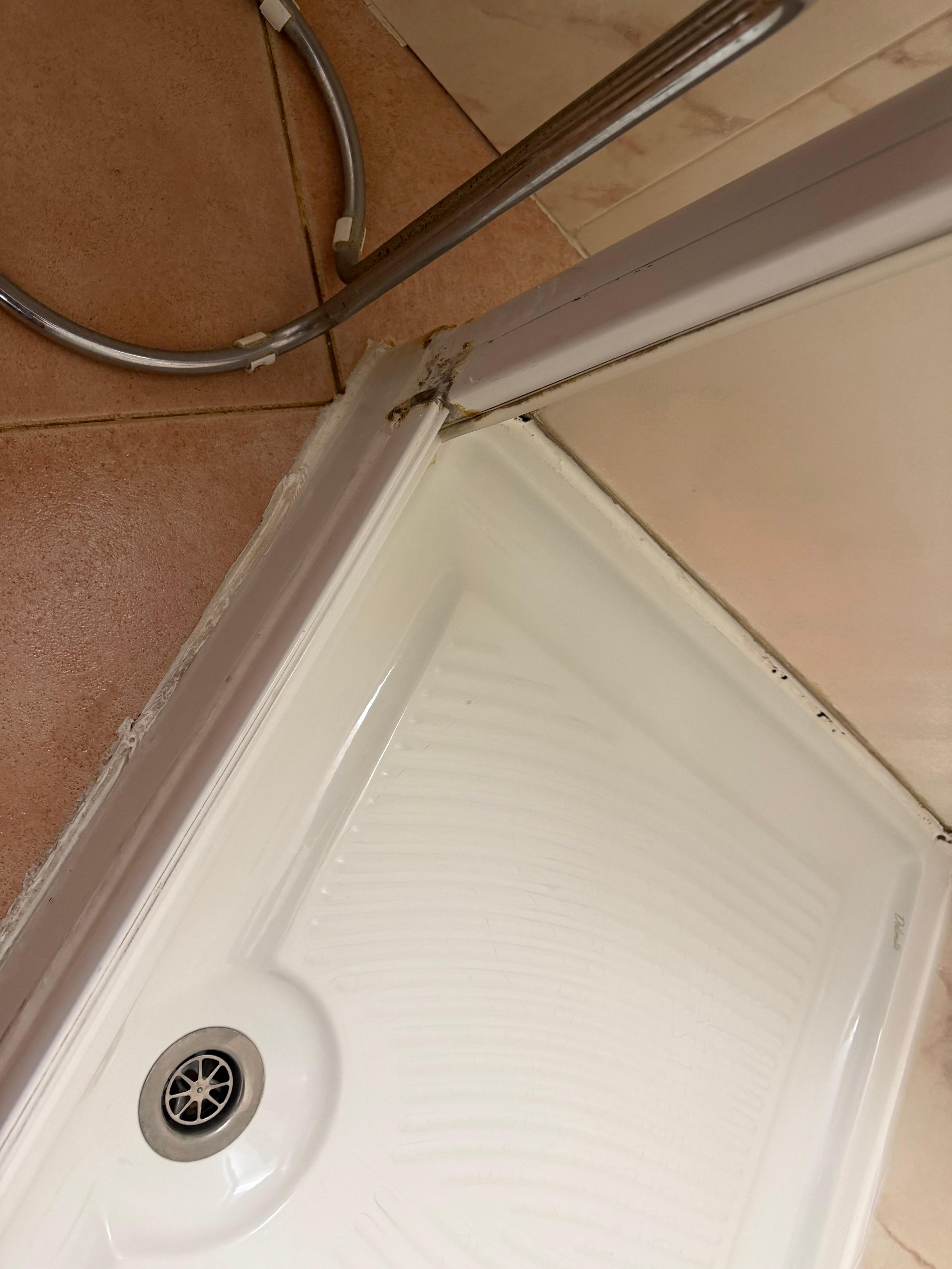 Sujo e mal conservado 