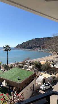 Uitzicht vanaf het balkon van de hotelkamer