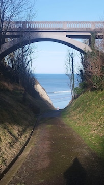 Wandelpad naar het strand