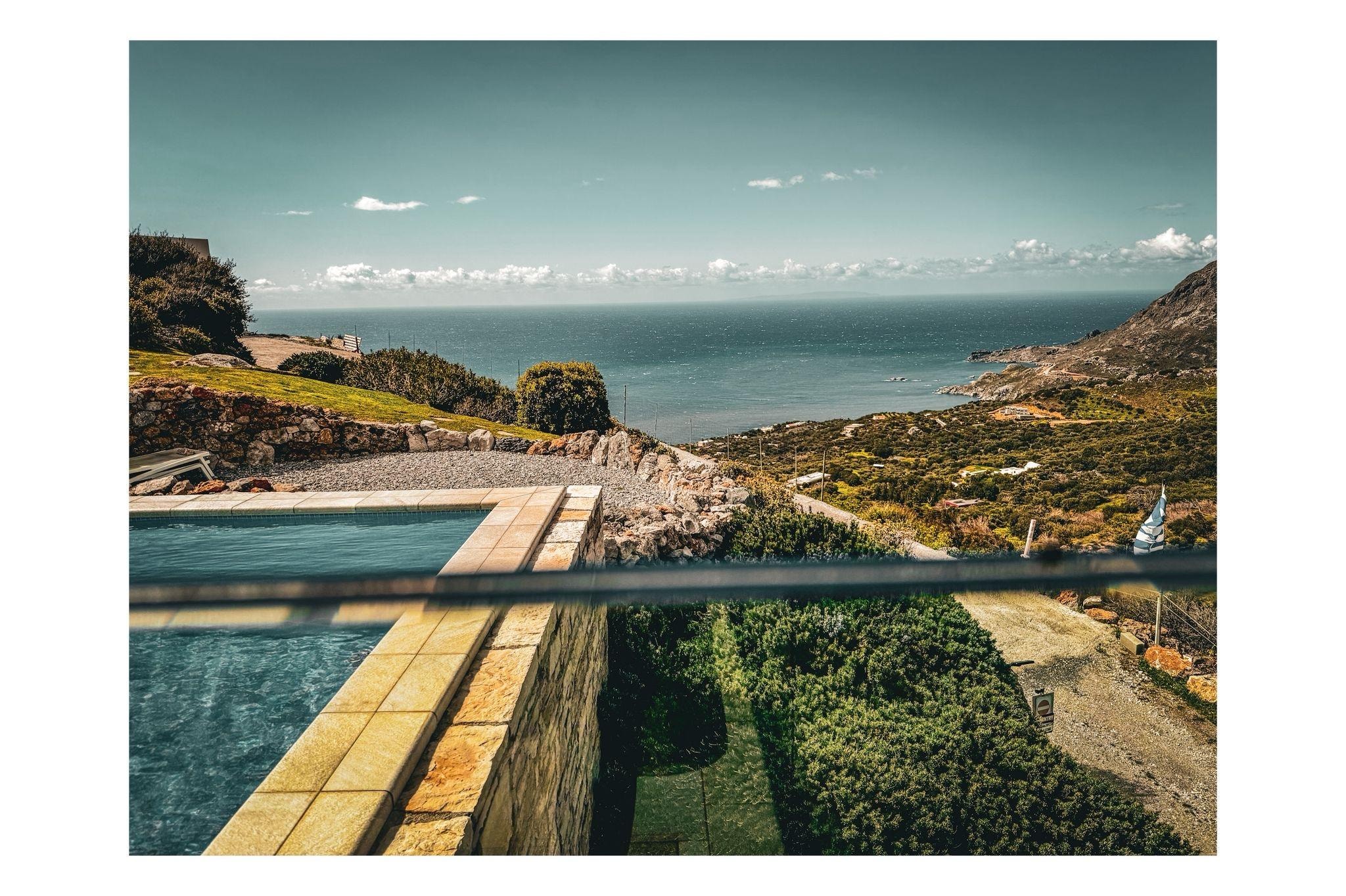 Blick über den Pool aufs Meer