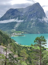 Hjelle sett fra Segestad