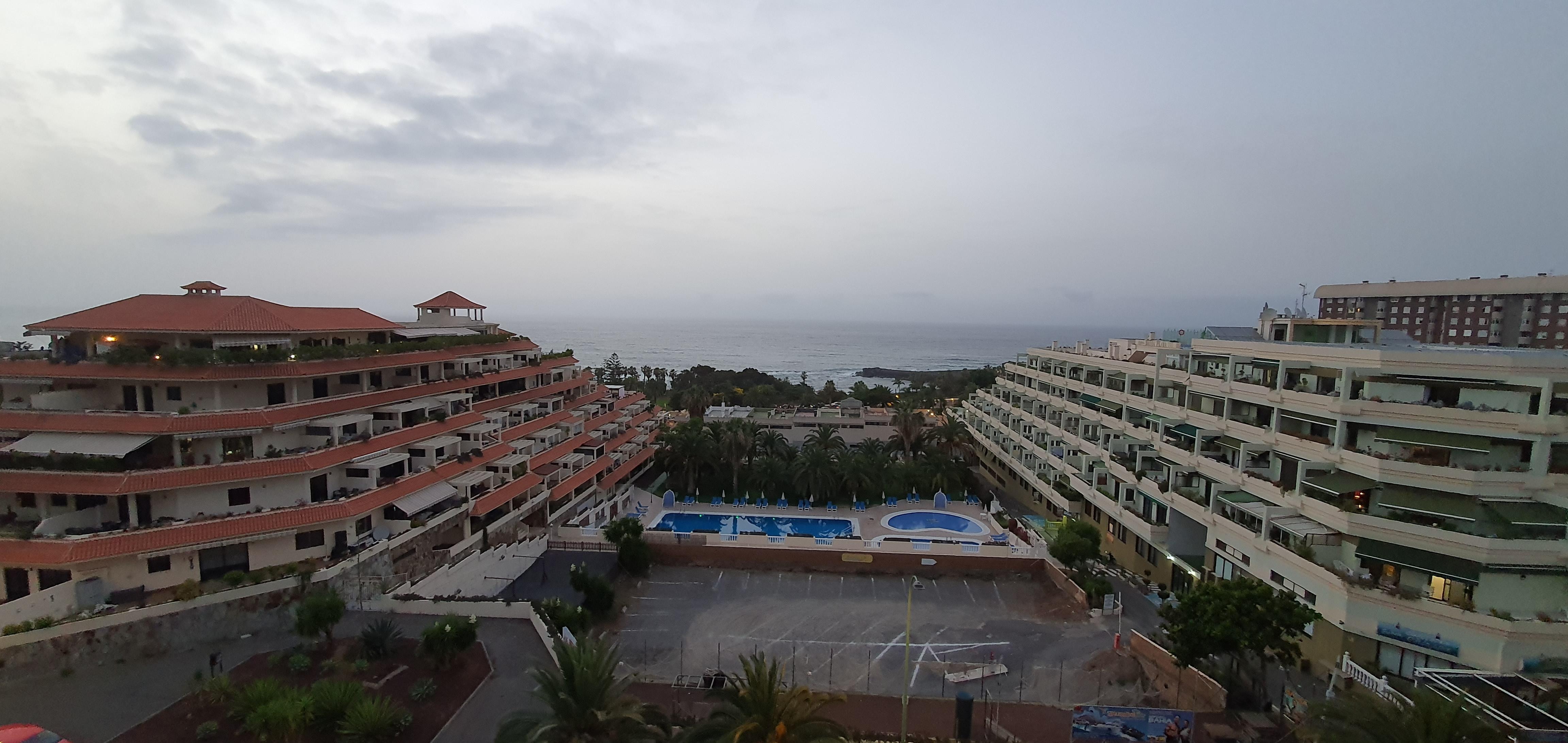 Widok na ocean z tarasu na dachu