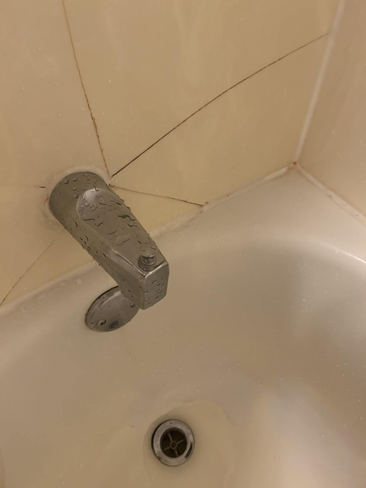 cracked tub
