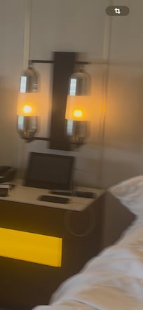 Aqui está o celular carregando. Fiz um video antes de sair do quarto, de fato, ficou ali.