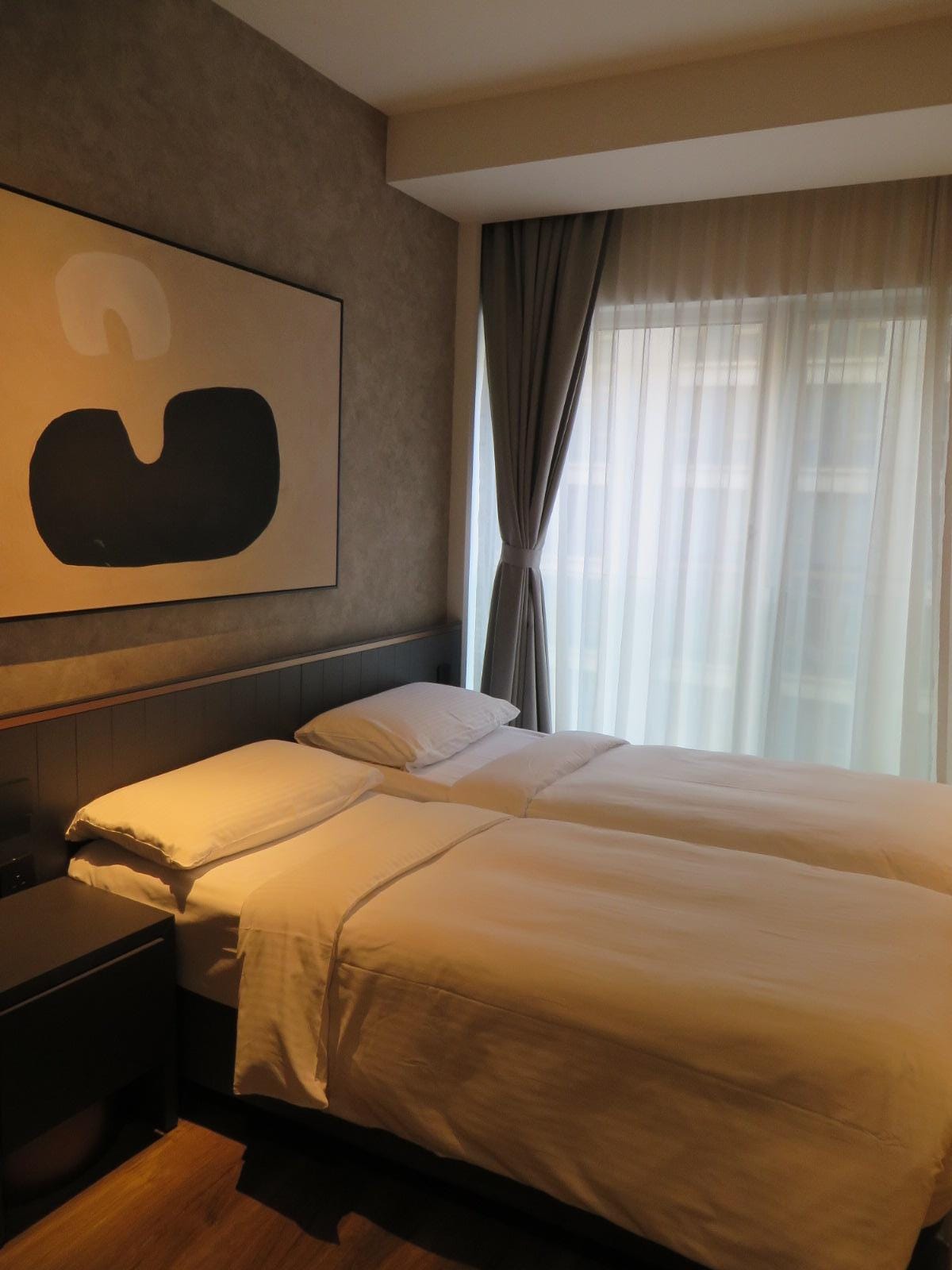 寝室
枕元にコンセント
照明のスイッチ有り
窓の外は前の通りが見えるだけ