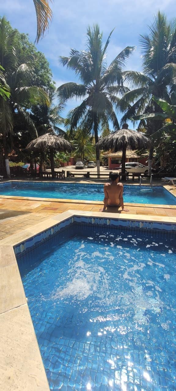 Vista da piscina para o estacionamento. Coqueiros precisam de poda, pois invadem as varandas de alguns quartos.