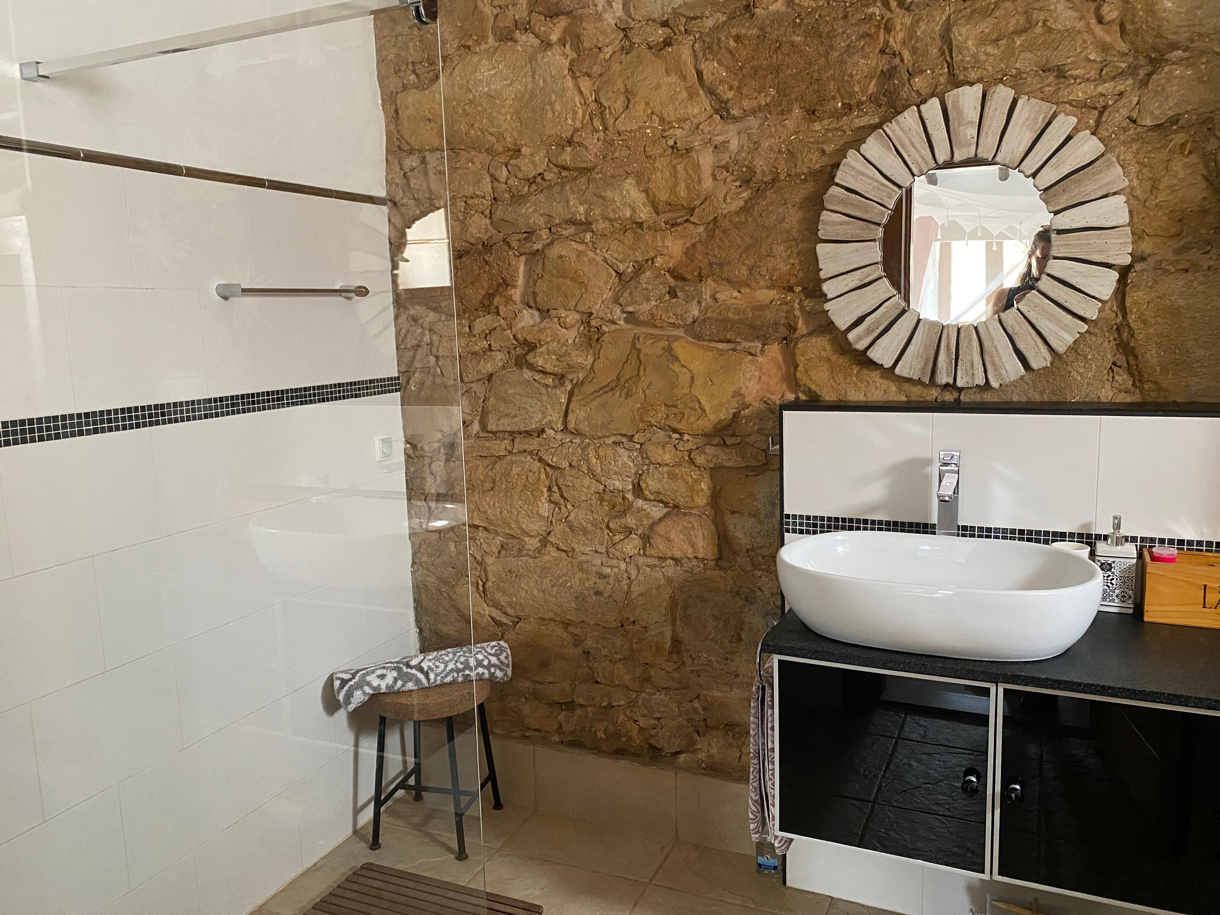 Großes Tageslicht-Bad mit ebenerdiger Dusche