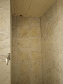 plafond au dessus baibnoire