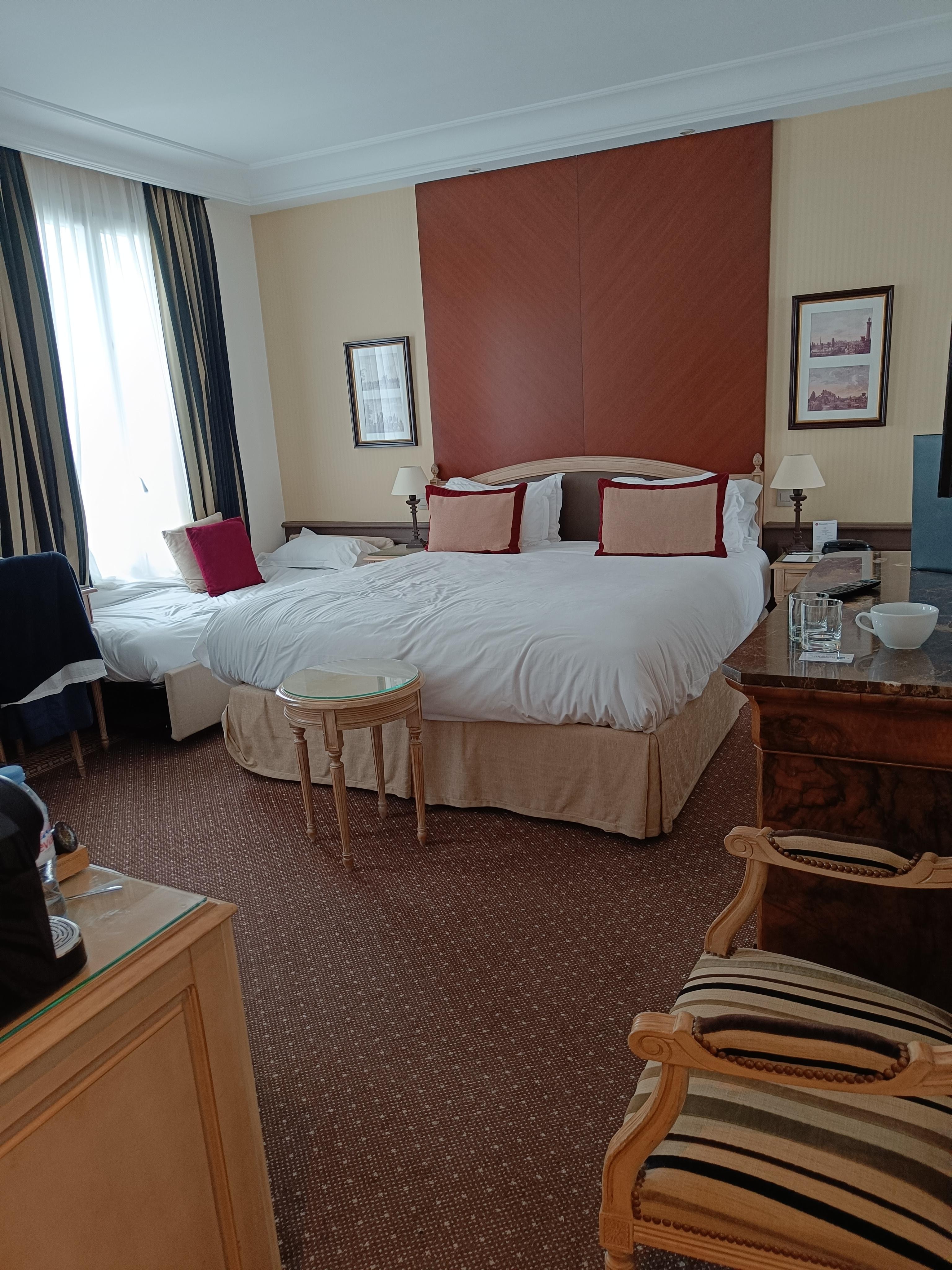 Family room 1 queen bed with extra child bed