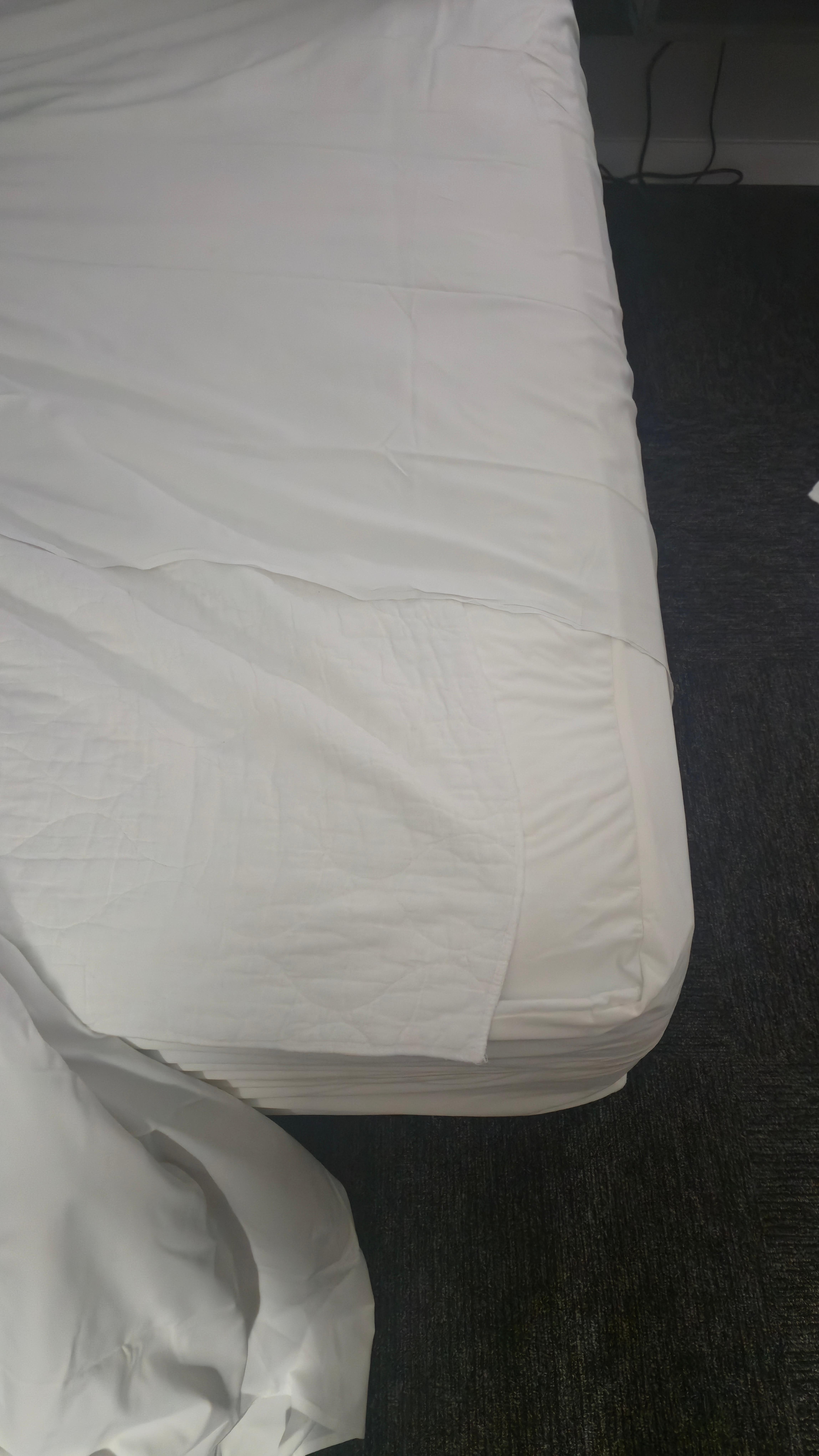 pas de draps house sur le matelas mais un drap plat  trop petit 