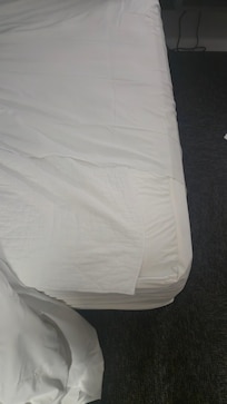 pas de draps house sur le matelas mais un drap plat trop petit