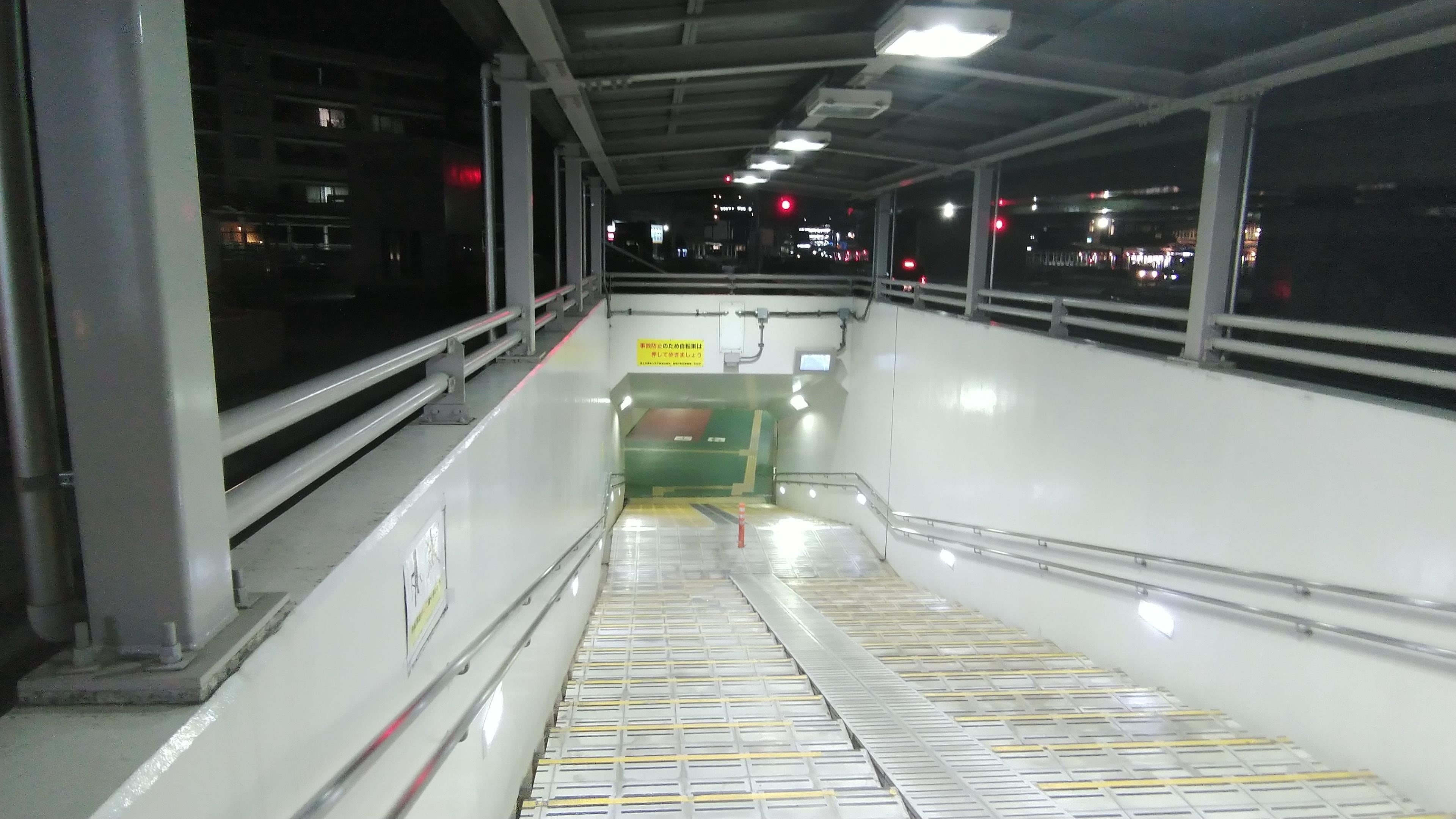 ホテルのすぐ近くにある地下通路からグランベリーパークに行ける。