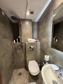 Salle de bains avec douche-wc 😣
