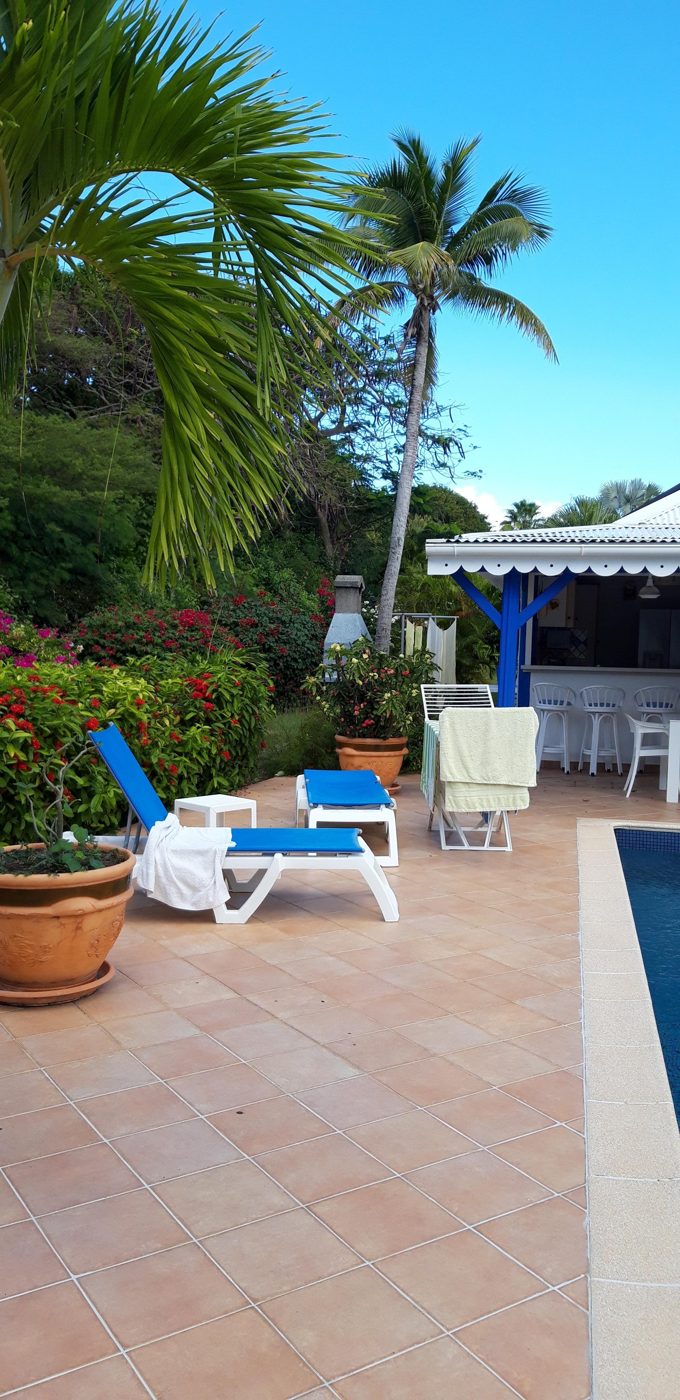 Vu sur l autre cote de la plage de la piscine. 
Piscine tres agreable a la fois ensoleille et presence d ombre pour ce qui le desirent