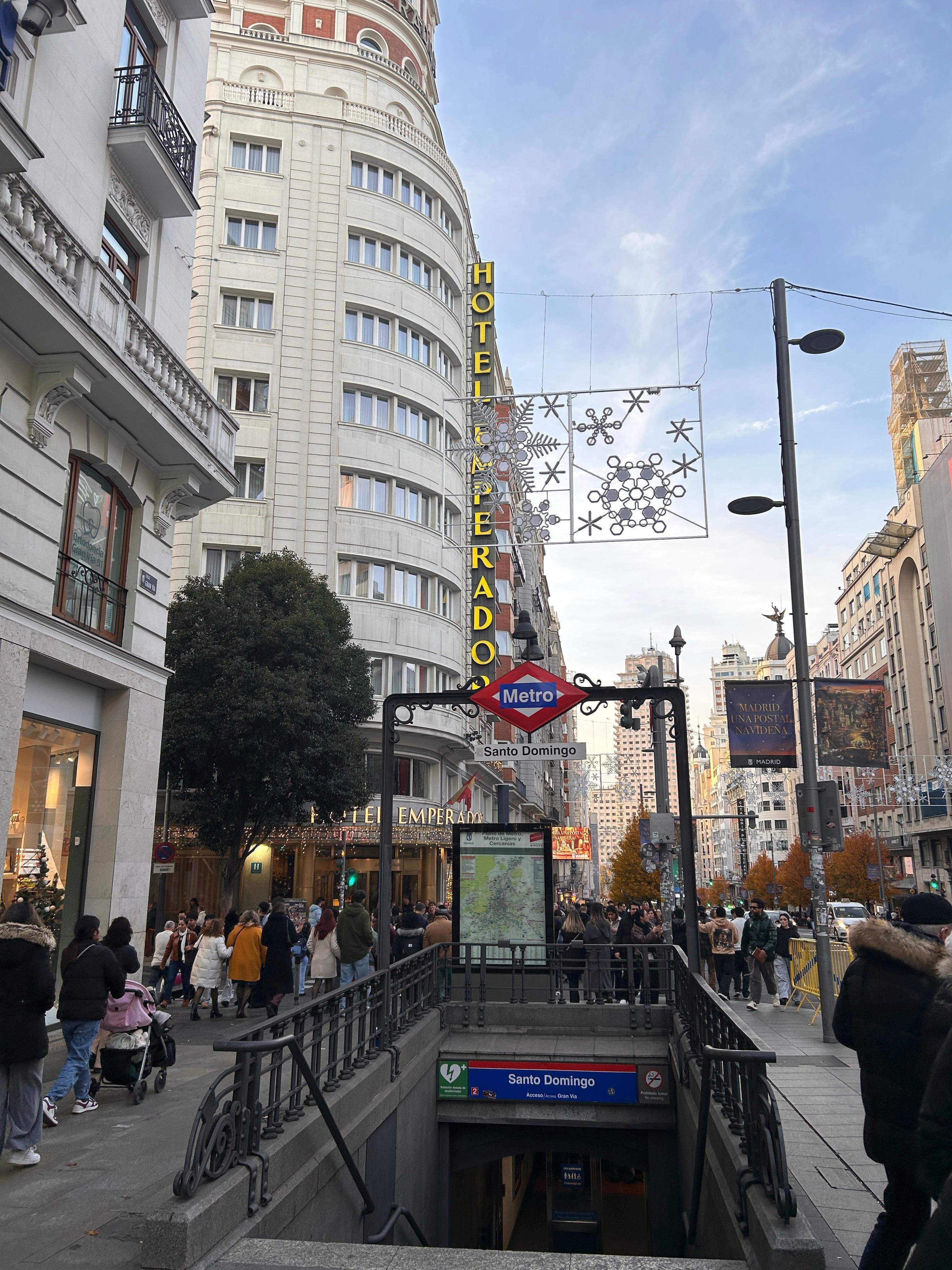 El Htek está justo a  una estación de metro. 