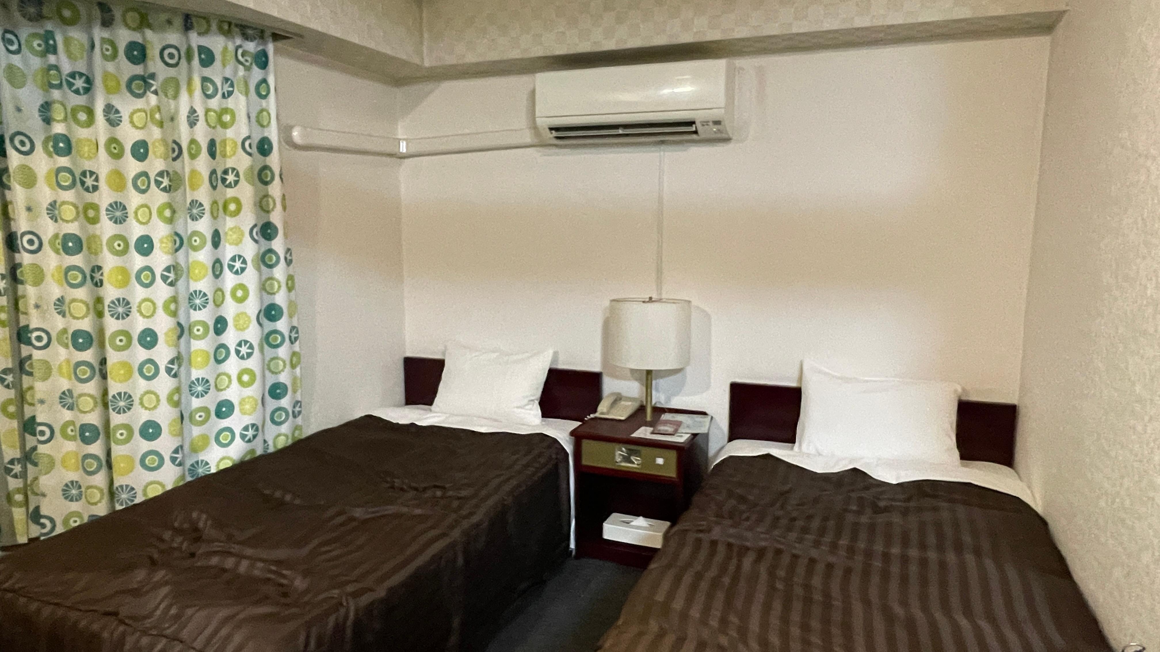 房間一隅是2張西式單人床，整體乾淨而且空間非常夠用～