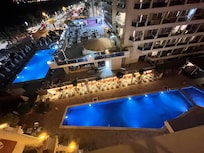 Otel havuzu gece