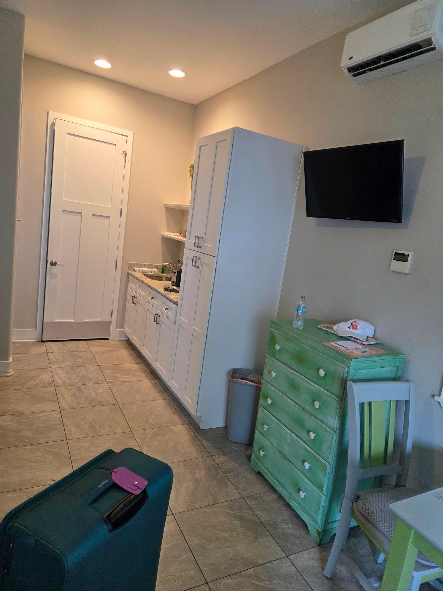 Kitchen area- Host provided 1 plate and cup. 1 towel each and 1 day of shampoo/soap.