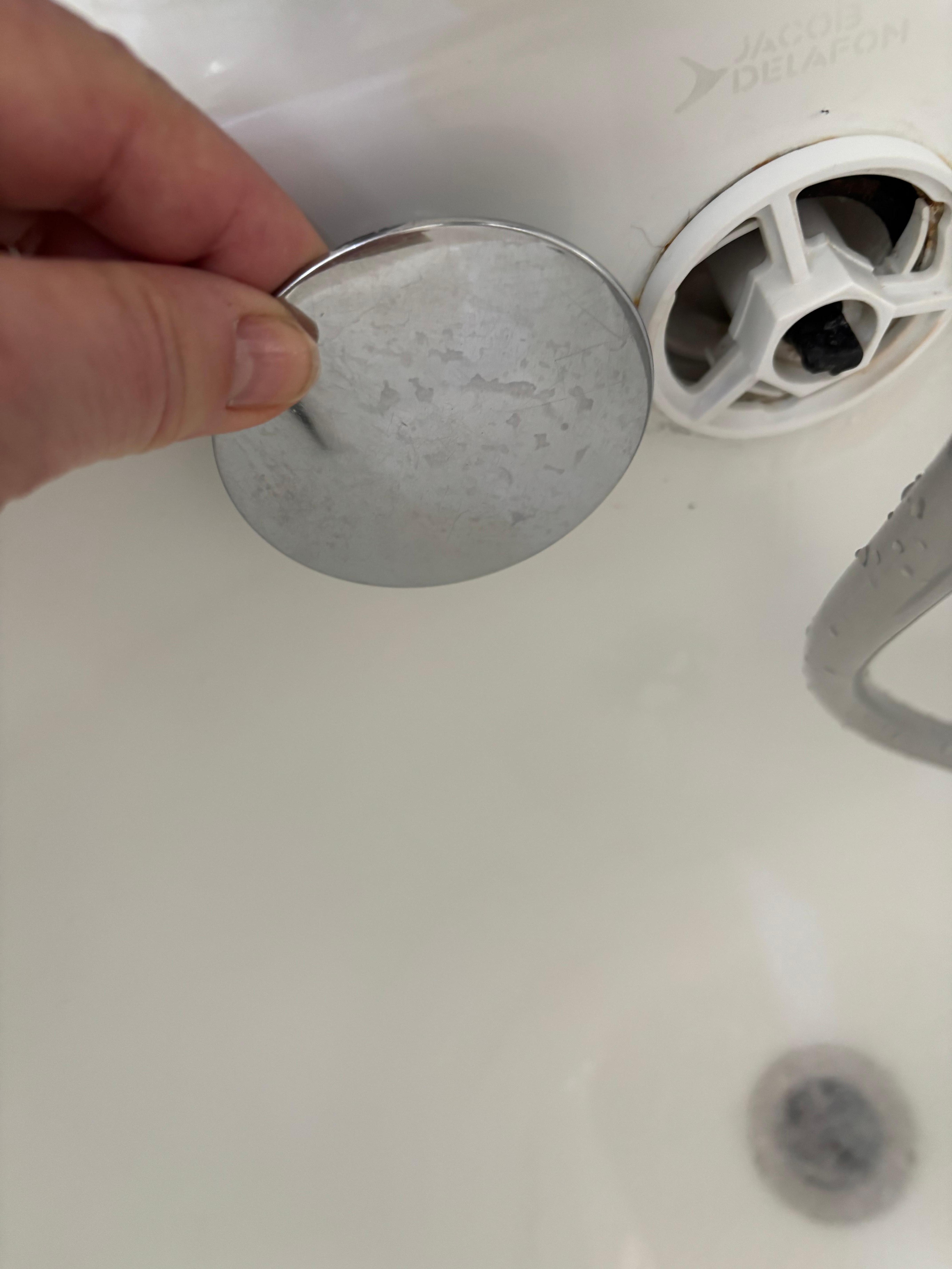 Pas de bouchons à la baignoire et cache du trop-plein arraché