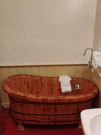 Tub in tub room