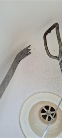 Des ustensils de barbecues non nettoyés