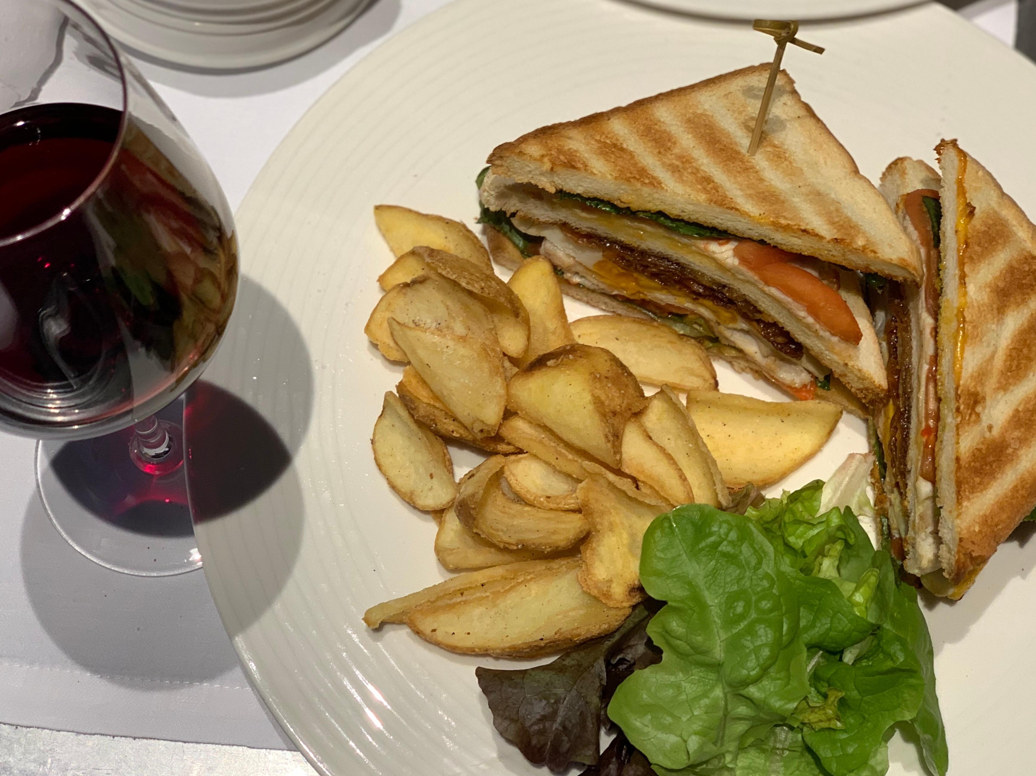 ルームサービスのクラブサンドウィッチ