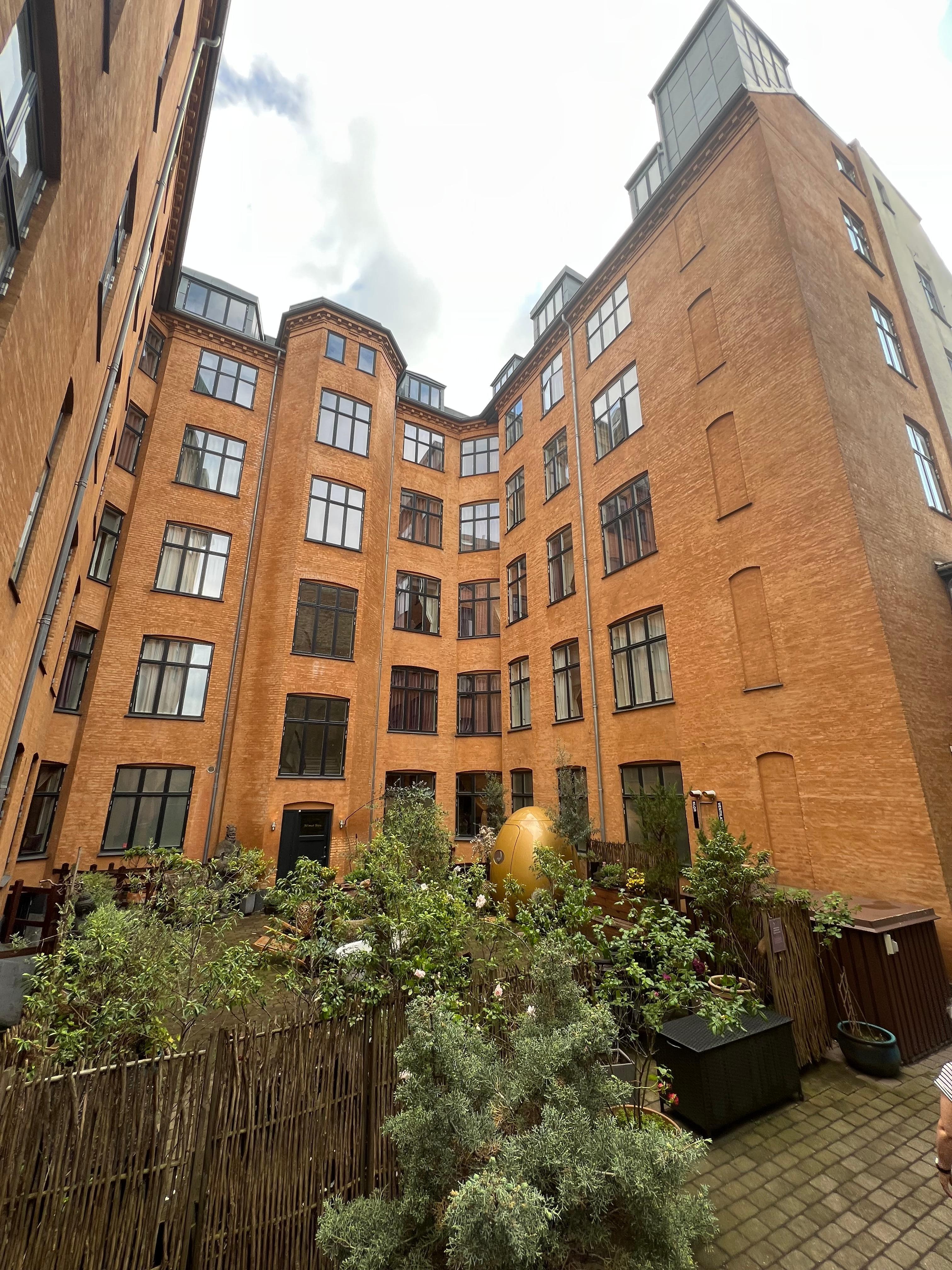 Courtyard between the two hotels