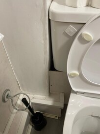 Poor condition bathroom fittings.