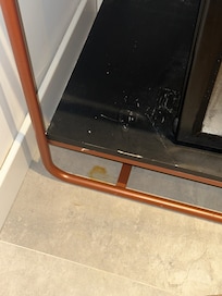 Boden war immer dreckig und Wasser lief raus vom Kühlschrank