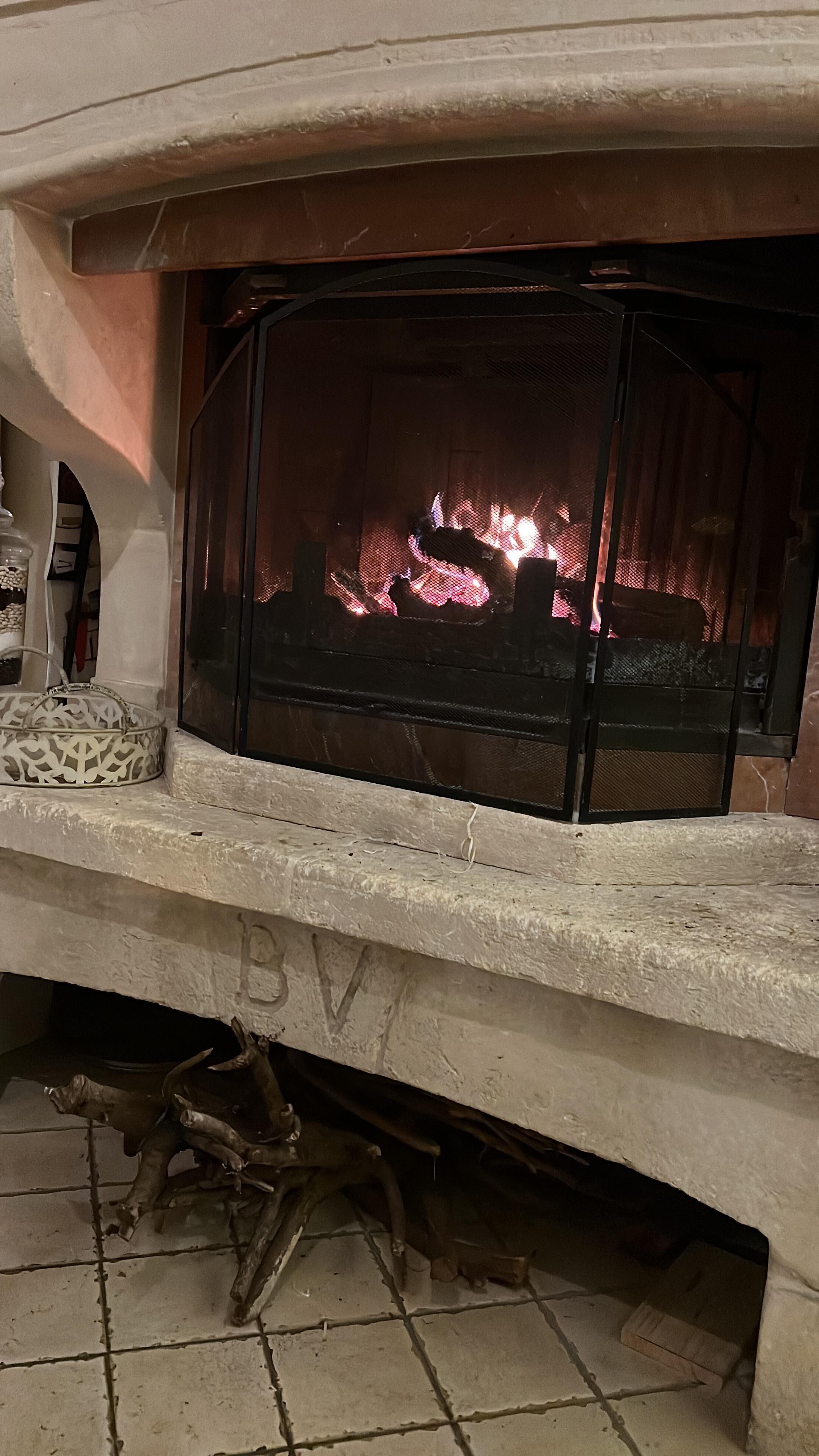 Een open haard in de lobby (een echte)