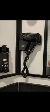 Banheiro moderno e arrojado. Amei as cerâmicas, o box, o chão seca rápido se molhar. Chuveiro regulado na velocidade da água e temperatura. Secador e sabão líquido para as mãos. Eles disponibilizam sabão em barra pequeno para banho. Maravilhoso.