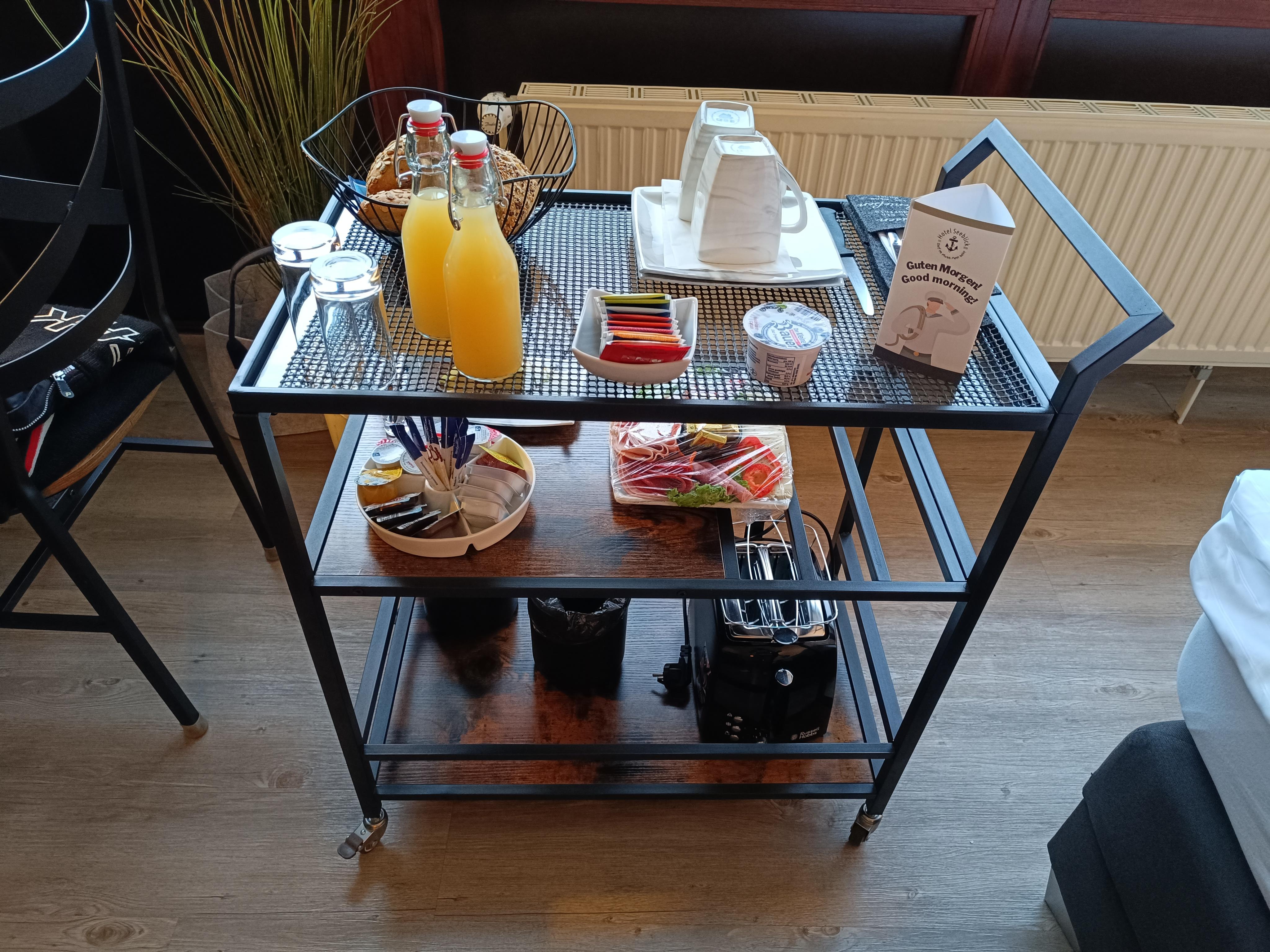 Lækker morgenmad serveret på værelset.