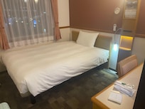 邊間單人住宿,床還蠻大的,地板行李箱可以攤平。