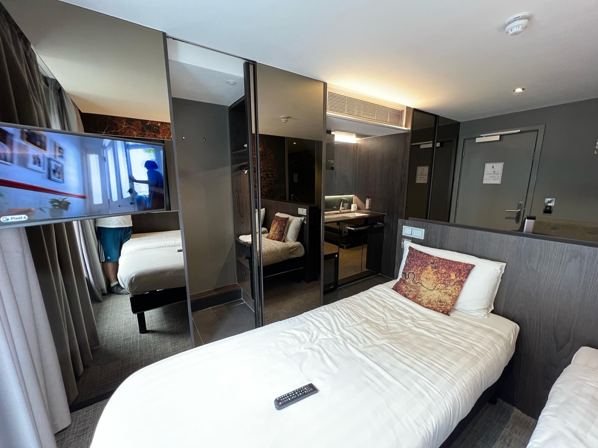 Heeton Concept Hotel Luma Hammersmith, London Info, Photos, Reviews Book at