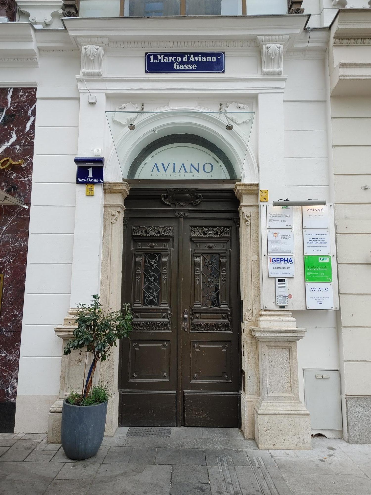 Unassuming Entrance to Hotel next to Roberto's American Bar