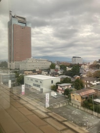 窓から群馬県庁方面を撮影。
県庁まで徒歩約10分。