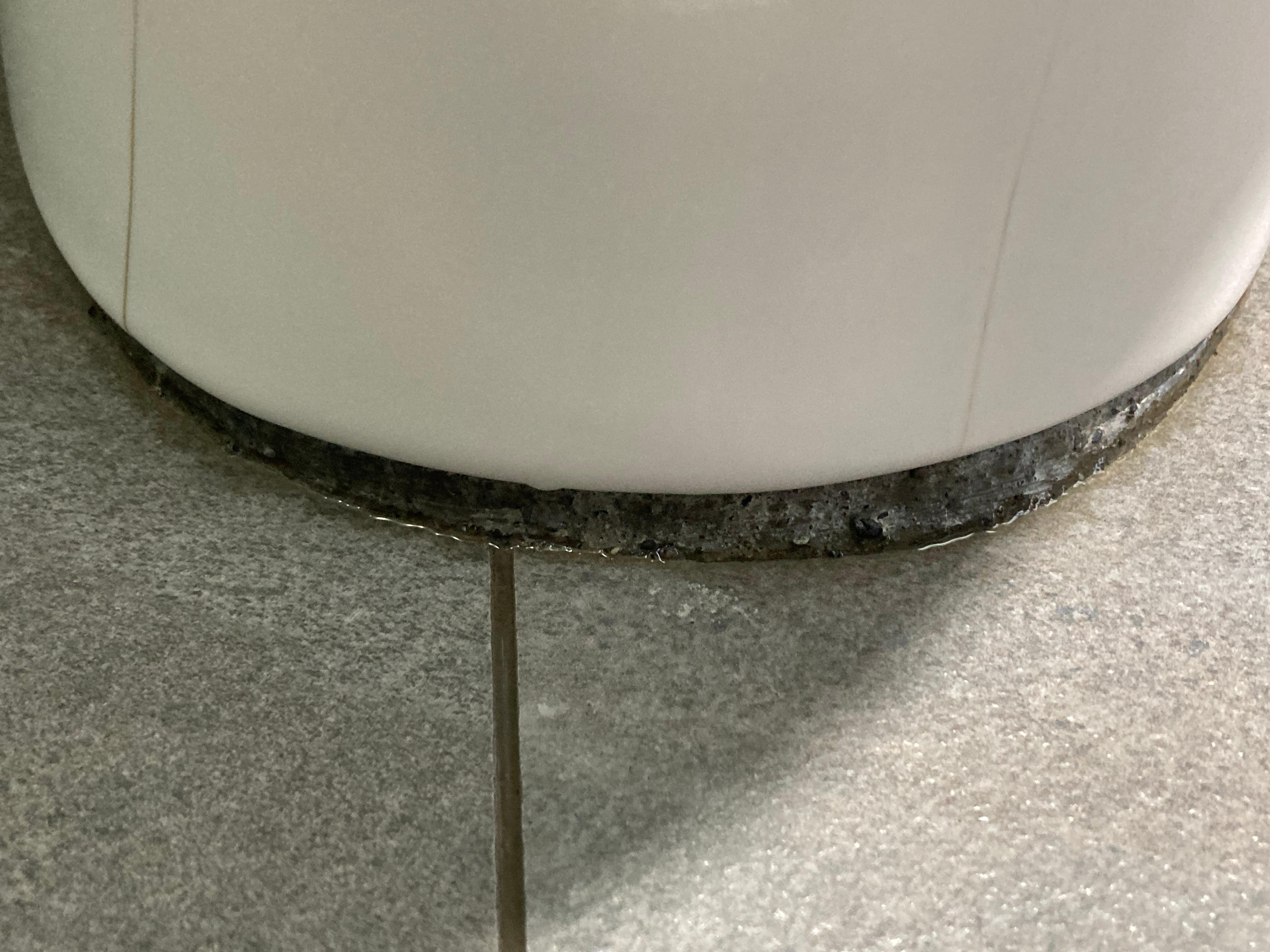 馬桶底座陶瓷有點裂導致稍微滲水