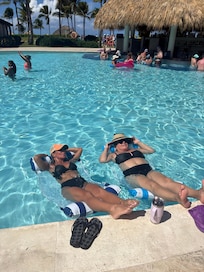 Swim up pool bar one of many.