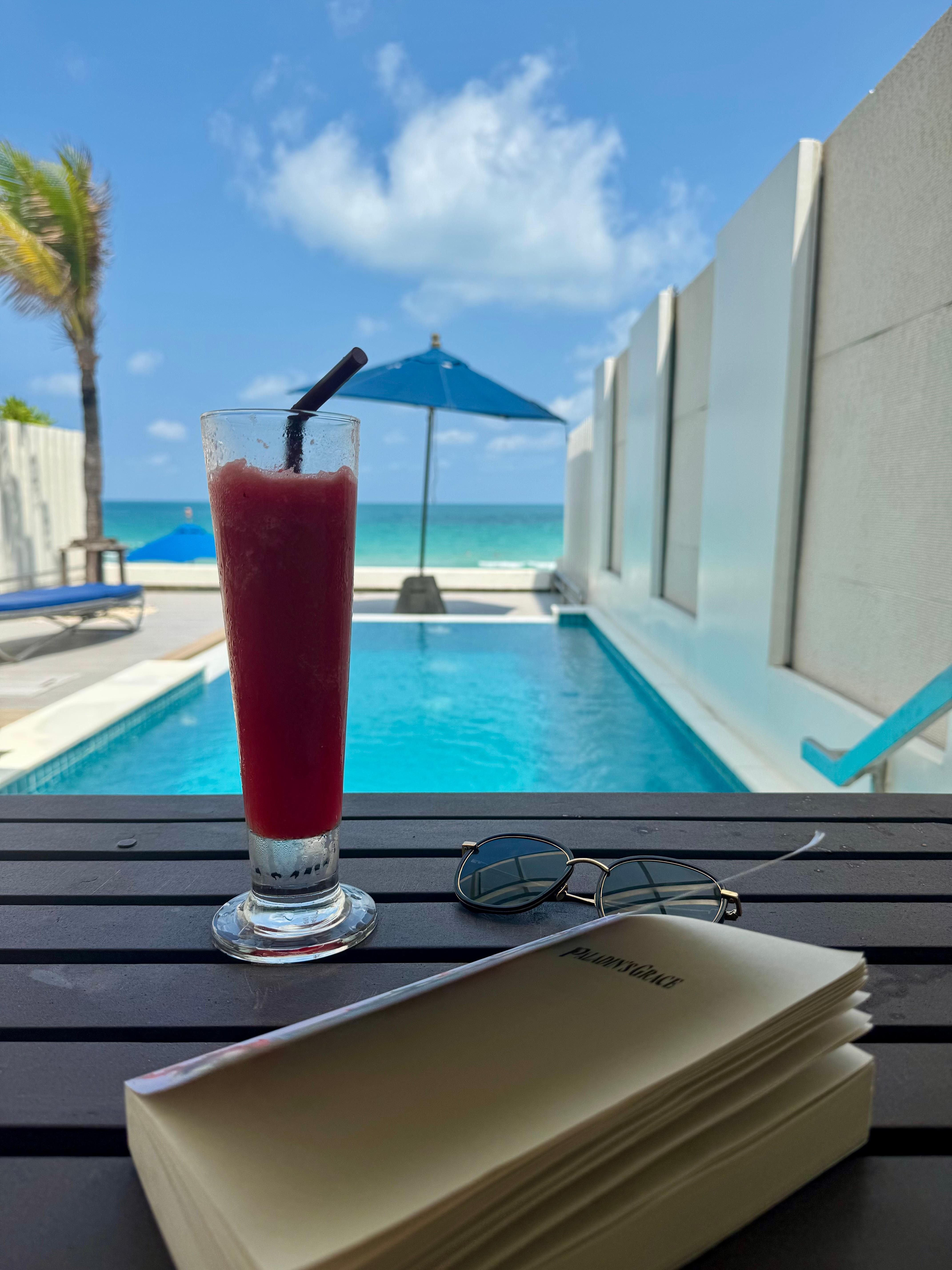 Privata poolen och utsikten från Villan