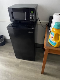 This is the refrigerator and microwave! Refrigerator is not very cold!