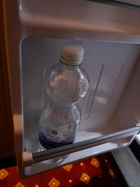 halbleere Flasche im
Kühlschrank